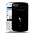 Дизайнерский пластиковый чехол для BlackBerry Q10 Черно и кратко